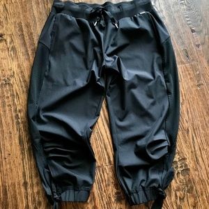 Lorna Jane Tie Capri Pants